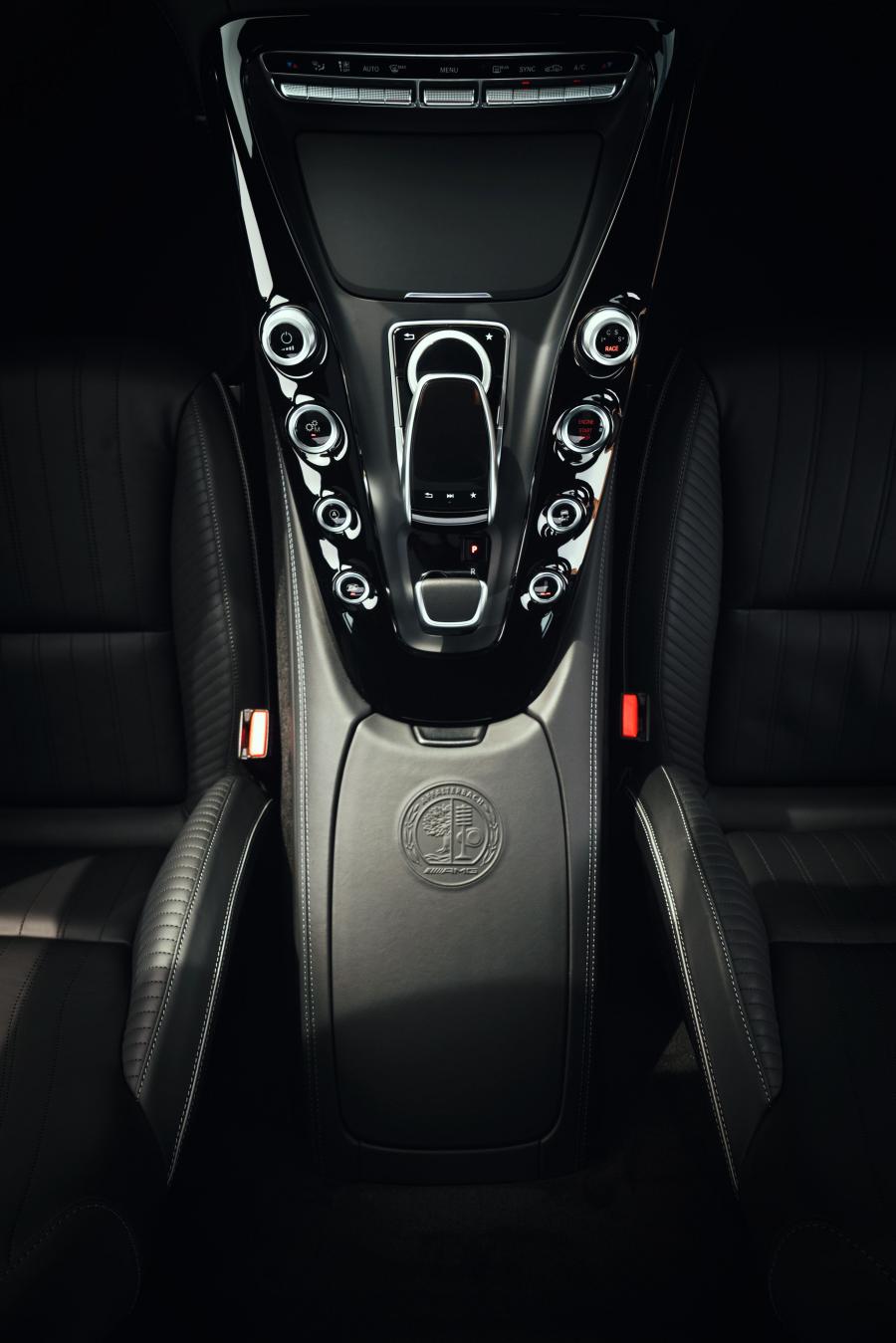 Детали интерьера Mercedes-AMG GT C (C190) 2017 года  (UK) (фото 34 из 40)